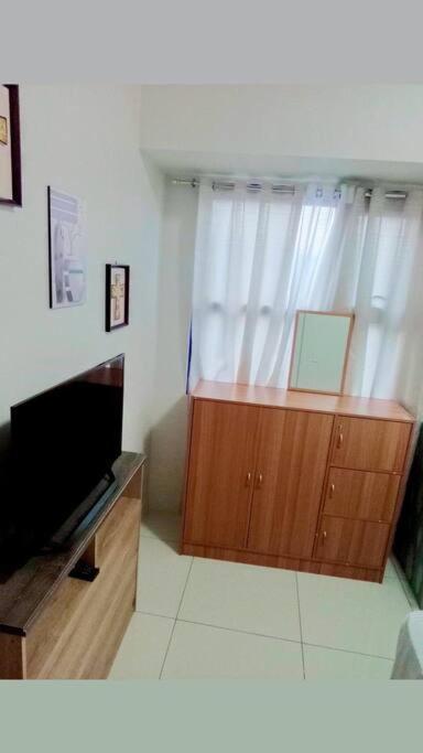 2br Unit With Balcony At The Center Of Apartment *